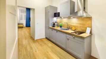 Suite, 1 dormitori | Cuina privada | Frigorífic gran, microones, placa de cuina i rentaplats
