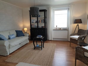 Smart TV, books, stereo