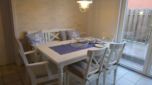 Dining - Vacation home "Uns Kapitäns-Huuske" for up to 6 people with WLAN (Dornum)