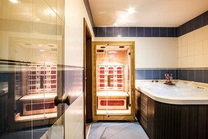 Hot tub, steam room