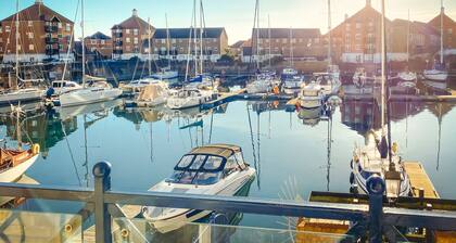 Sailor's Rest: modern 2-bed, 2-bath with gorgeous water views