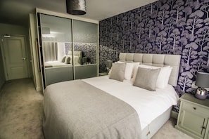 Doppia Superior | Una scrivania, postazione laptop, tende oscuranti, ferro/asse da stiro