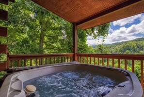 Outdoor spa tub - Magical Moments, Mtn View, $560 in FREE Attraction tickets each paid day! (Gatlinburg)