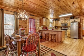 Dining - Magical Moments, Mtn View, $560 in FREE Attraction tickets each paid day! (Gatlinburg)