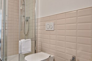 Bruser, hårtørrer, bidet, håndklæder