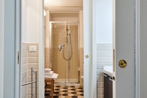 Dusche, kostenlose Toilettenartikel, Haartrockner, Bidet