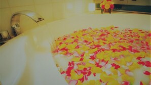 A bathtub filled with rose petals. - LA.FESTA - Adults Only (Takamatsu)
