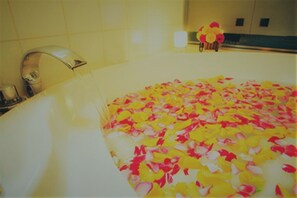 Habitación Deluxe | Baño | Tina y regadera independientes y tina de hidromasaje