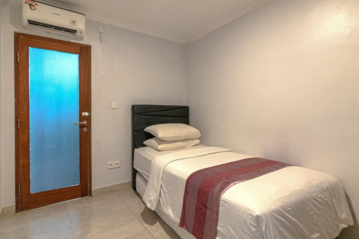 In-room safe, desk, WiFi (free), bed sheets