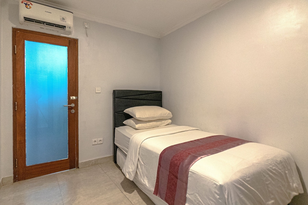 Single Room | In-room safe, desk, free WiFi, bed sheets