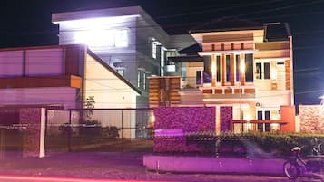 Bagian depan properti - sore/malam