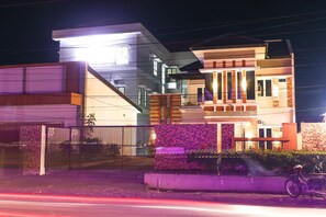 住宿正面 - 傍晚/夜晚