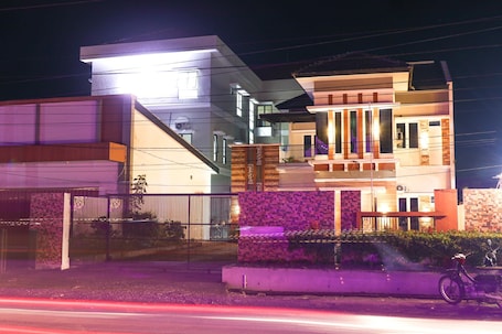 Fachada de la propiedad por la tarde o noche