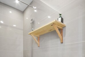 Deluxe Room (Lantai 2 & 3) | Badezimmer | Dusche, Handtücher