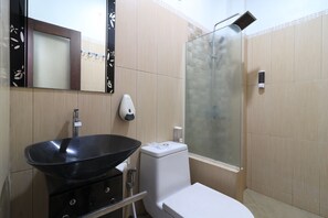 Superior Twin Room | Bathroom | Shower, free toiletries, towels - I Residence Bandung (Bandung)
