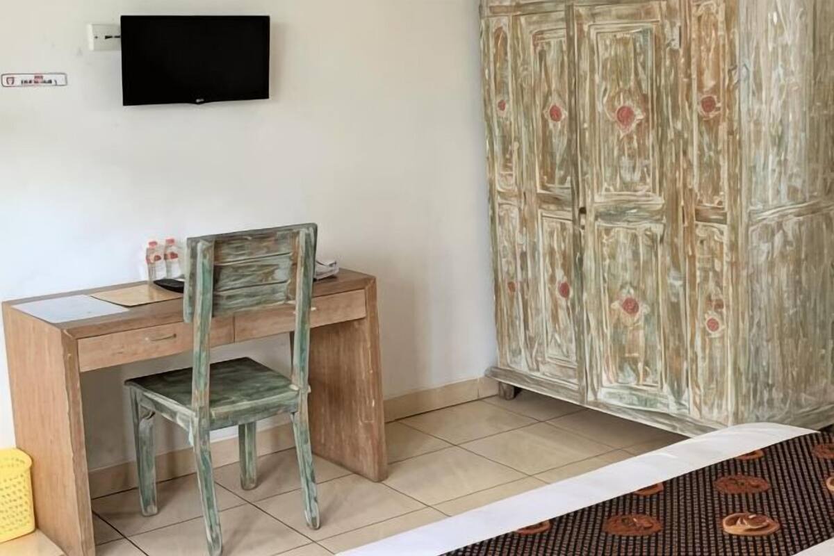 Desk, free WiFi, bed sheets