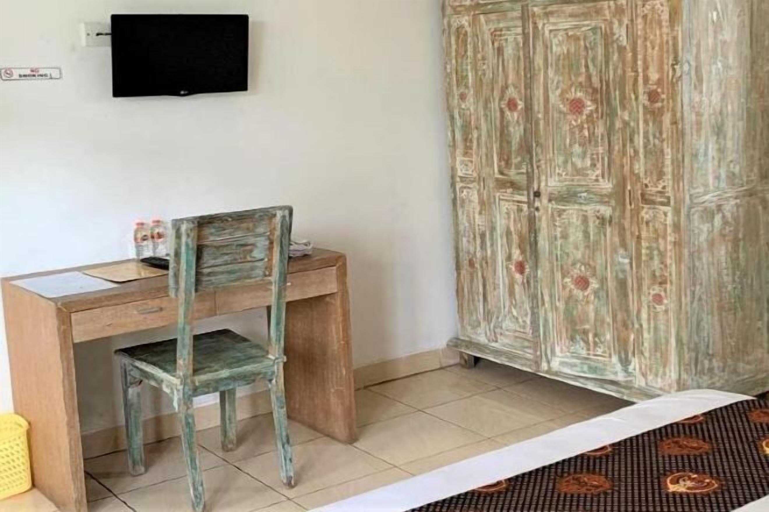 Desk, free WiFi, bed sheets