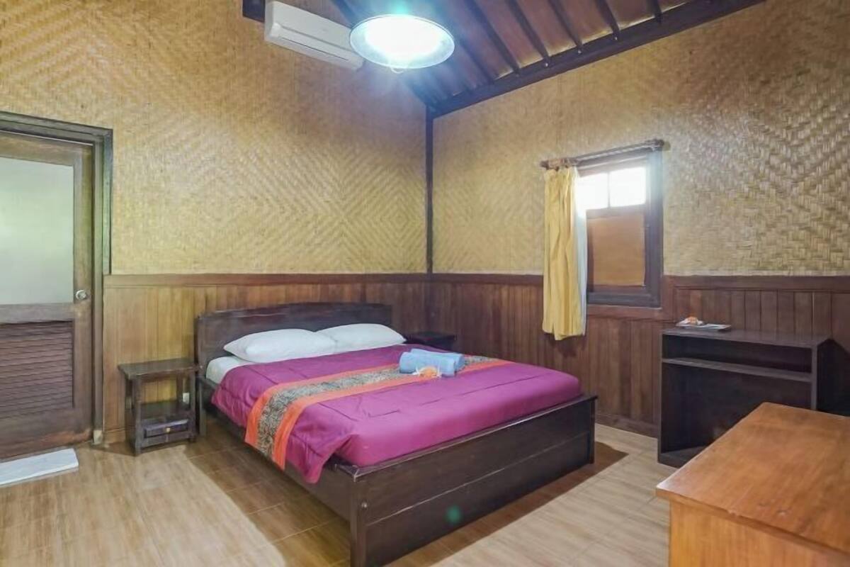 Desk, WiFi (free), bed sheets