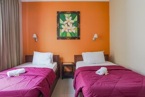 Superior Twin Room | Desk - Taxa Uma Guest House (Kuta)