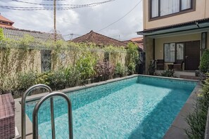 Outdoor pool - Taxa Uma Guest House (Kuta)