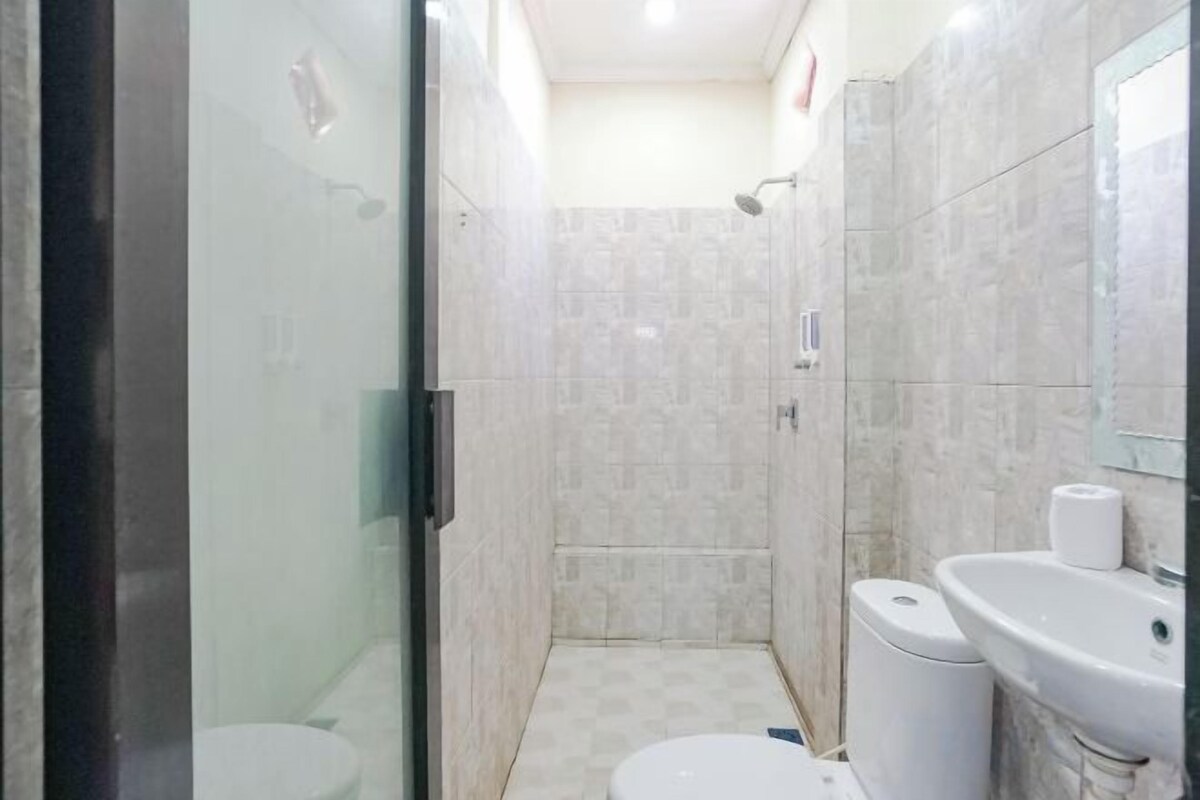 Bathroom | Shower, rainfall showerhead, free toiletries, towels