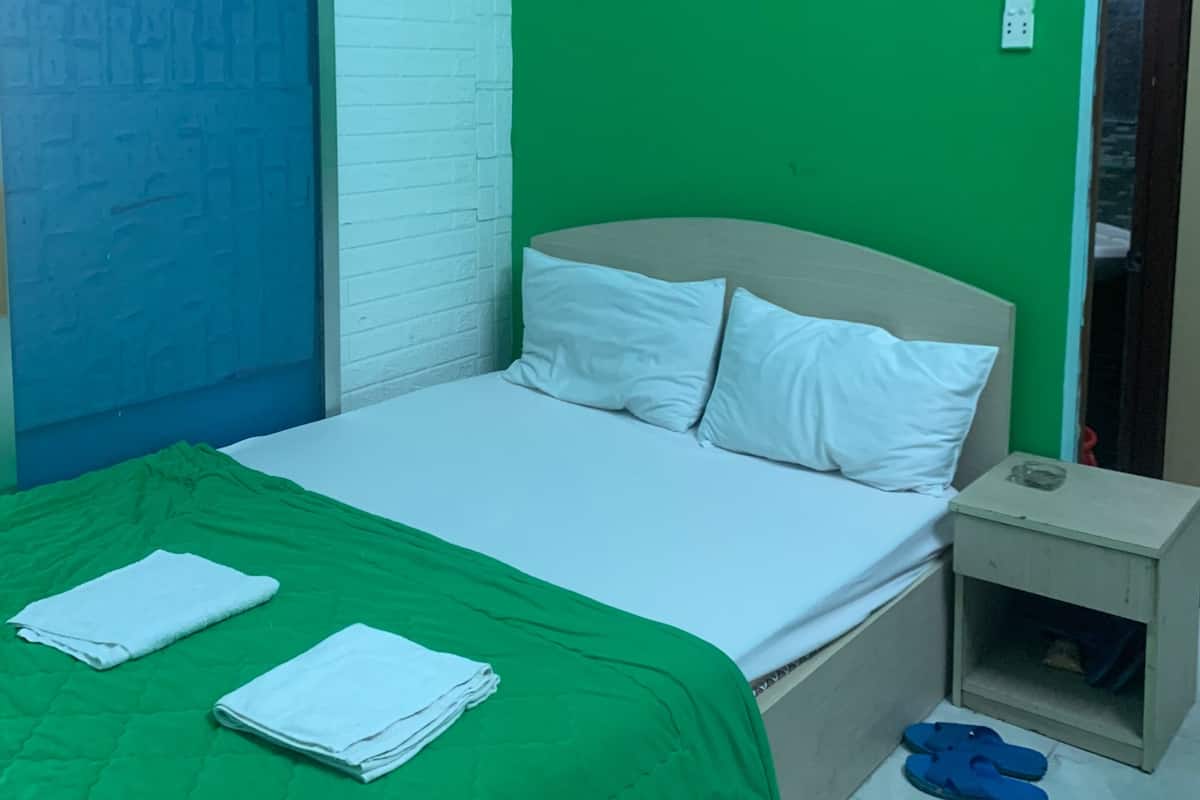 Family Room | Minibar, desk, free WiFi, bed sheets