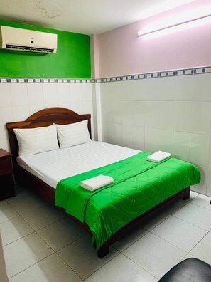 Minibar, bureau, Wi-Fi gratuit, draps fournis