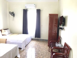 Escritorio, wifi gratis y ropa de cama 