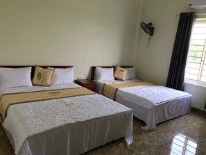 Escritorio, wifi gratis y ropa de cama