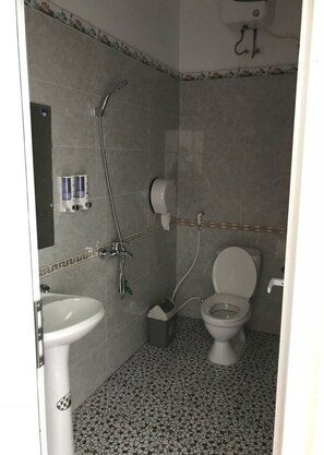 Quadruple Room | Bilik Mandi | Pancuran mandi, hulu semburan mandi hujan 