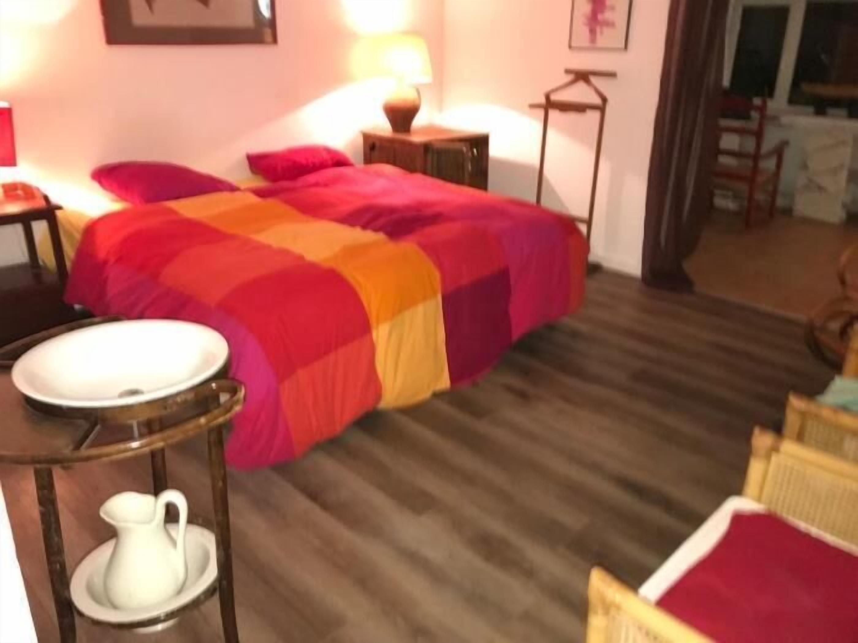 2 dormitorios, tabla de planchar con plancha, Internet y ropa de cama