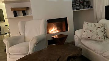 Taulutelevisio, takka, stereot