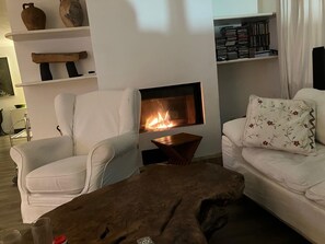 Flatskjerm-TV, peis og stereoanlegg