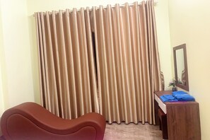 Escritorio, wifi gratis y ropa de cama