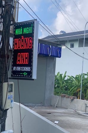 Vista frontal de la propiedad