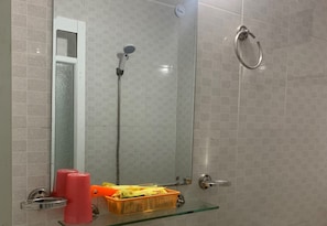 Bathroom sink - Minh Phuc Hotel (Ho Chi Minh City)