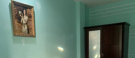 ميني بار ومكتب وواي فاي مجانًا وملاءات أسرّة