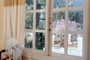 Bàn, truy cập Internet không dây miễn phí, bộ trải giường