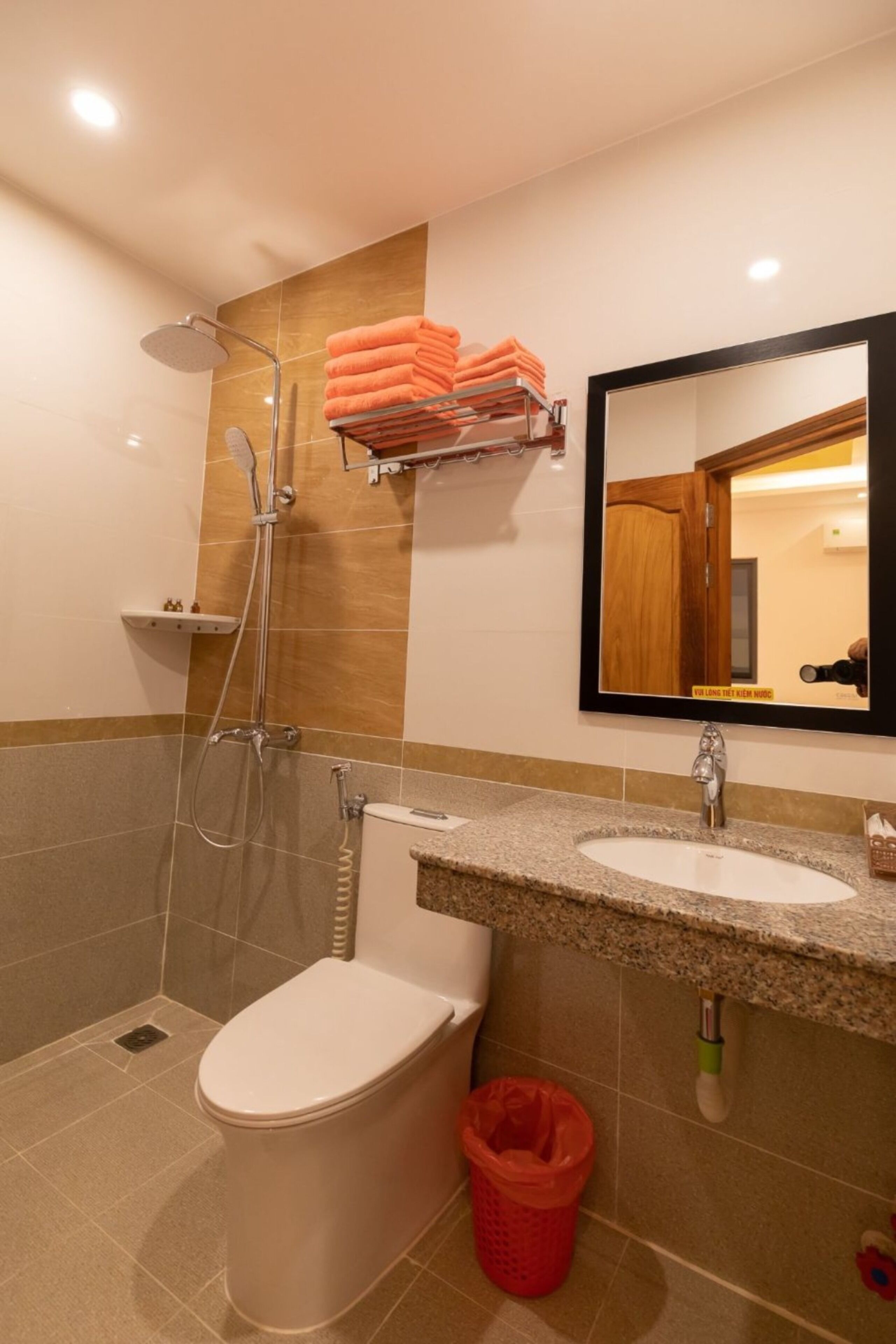 Dusj, regndusjhode, hårføner og håndklær