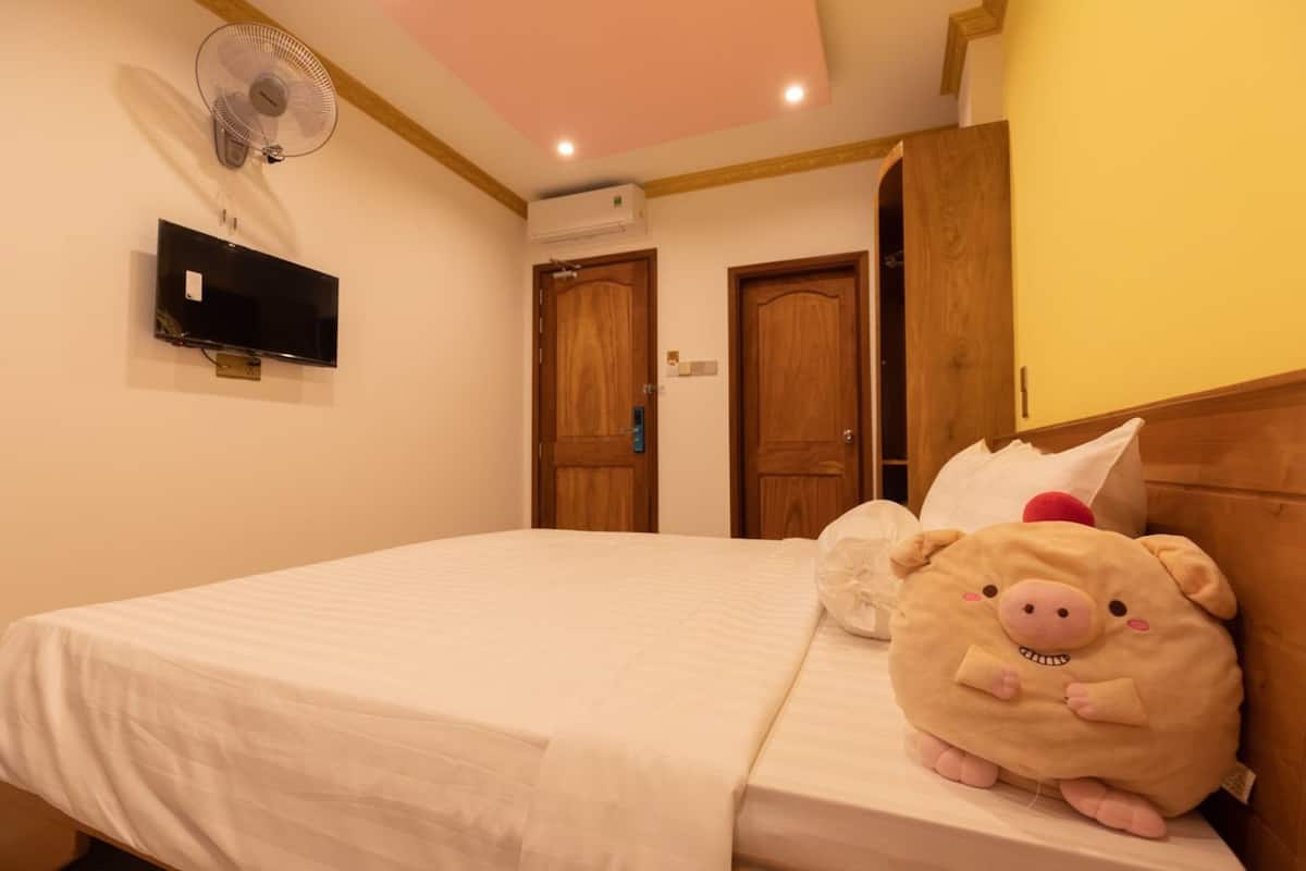 Desk, free WiFi, bed sheets