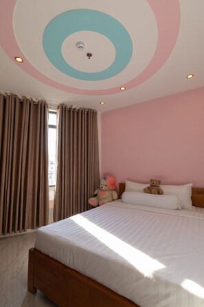 Escritorio, wifi gratis y ropa de cama 