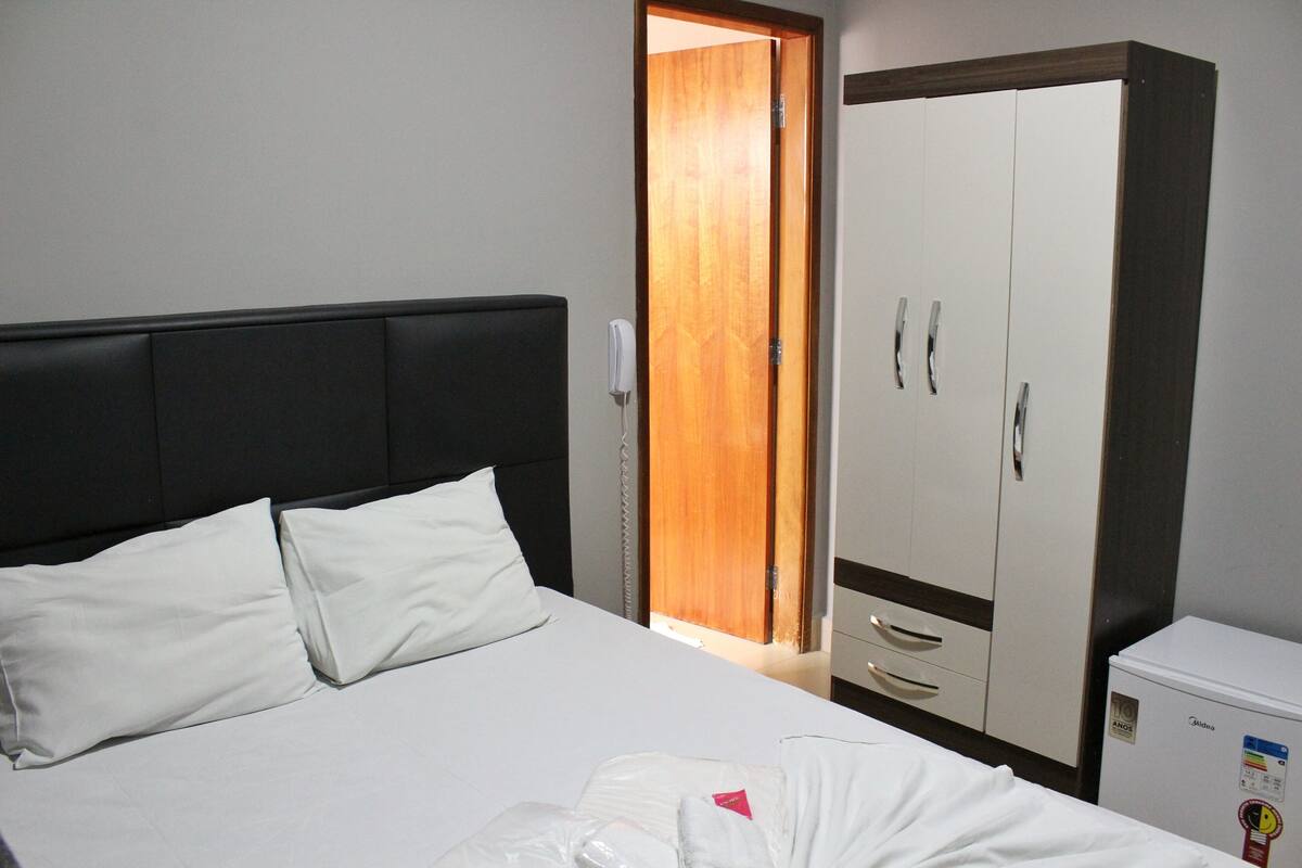 EXECUTIVO CASAL | Minibar, insonorización, wifi gratis y ropa de cama