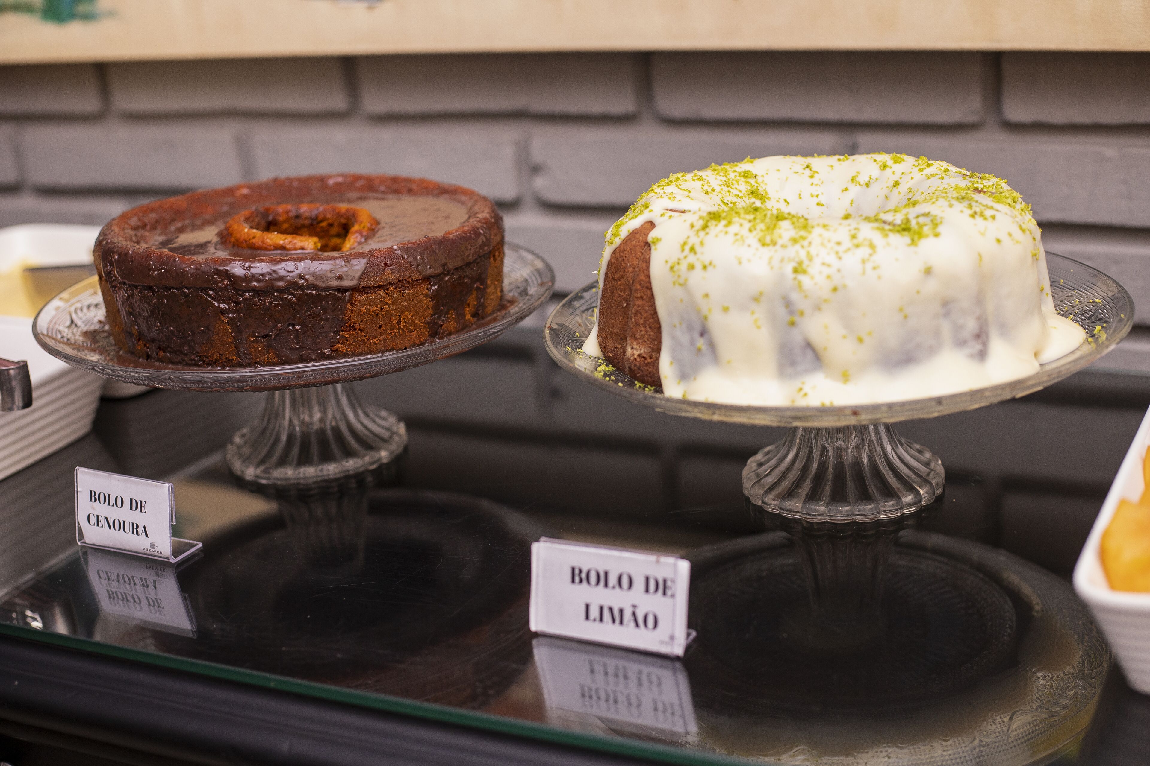 Two cakes on display with labels indicating their names.