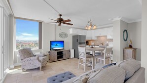 Eine moderne Wohnung mit Balkon, Essbereich und Wohnzimmer.