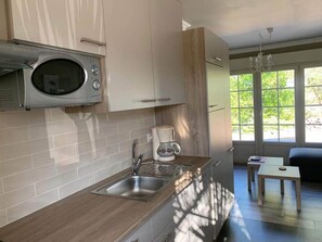 Réfrigérateur, micro-ondes, plaque de cuisson, lave-vaisselle