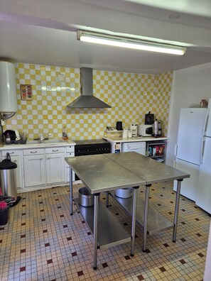 Fridge, microwave, oven, stovetop - La ferme d'Odette gite and reception room (Poucharramet)