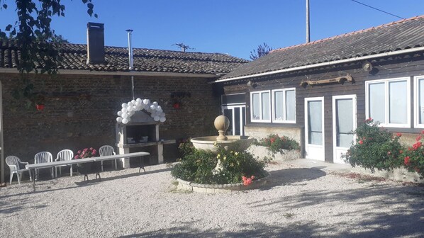 Outdoor dining - La ferme d'Odette gite and reception room  (Poucharramet)