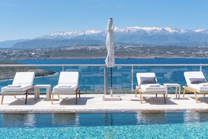 Piscine extérieure, piscine chauffée, chaises longues