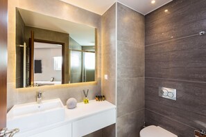 Bathtub, hair dryer, towels