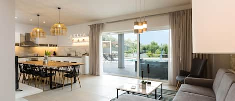 Smart-tv, een open haard, boeken en een kantoor